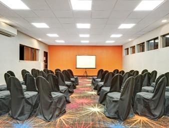 Days By Wyndham Woodbury Long Island Hotel