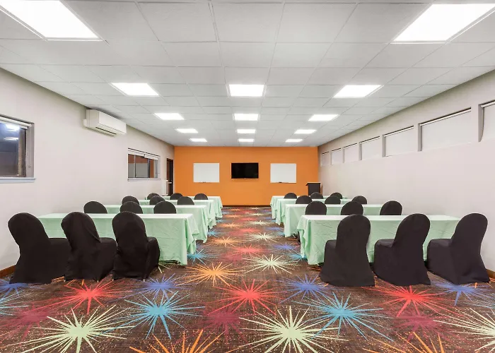 Days Inn By Wyndham Woodbury Long Island