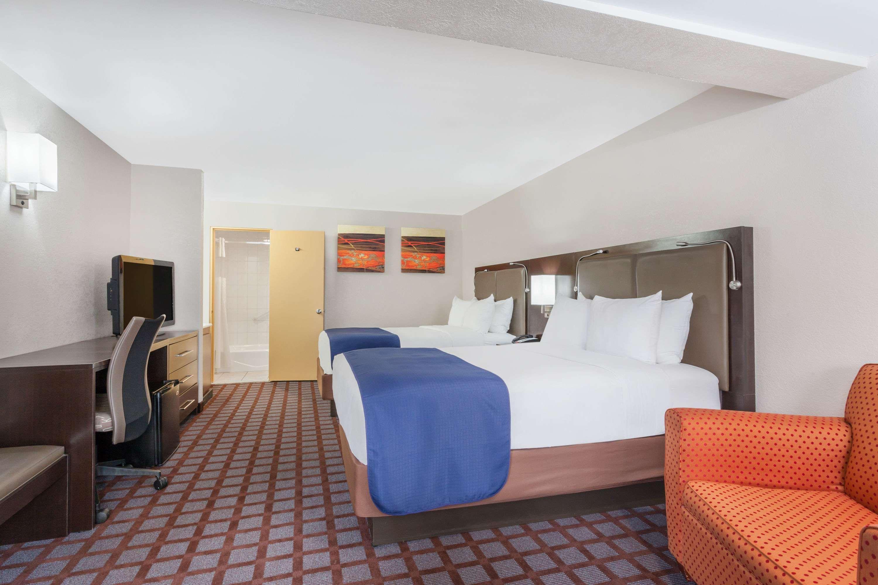 Days By Wyndham Woodbury Long Island