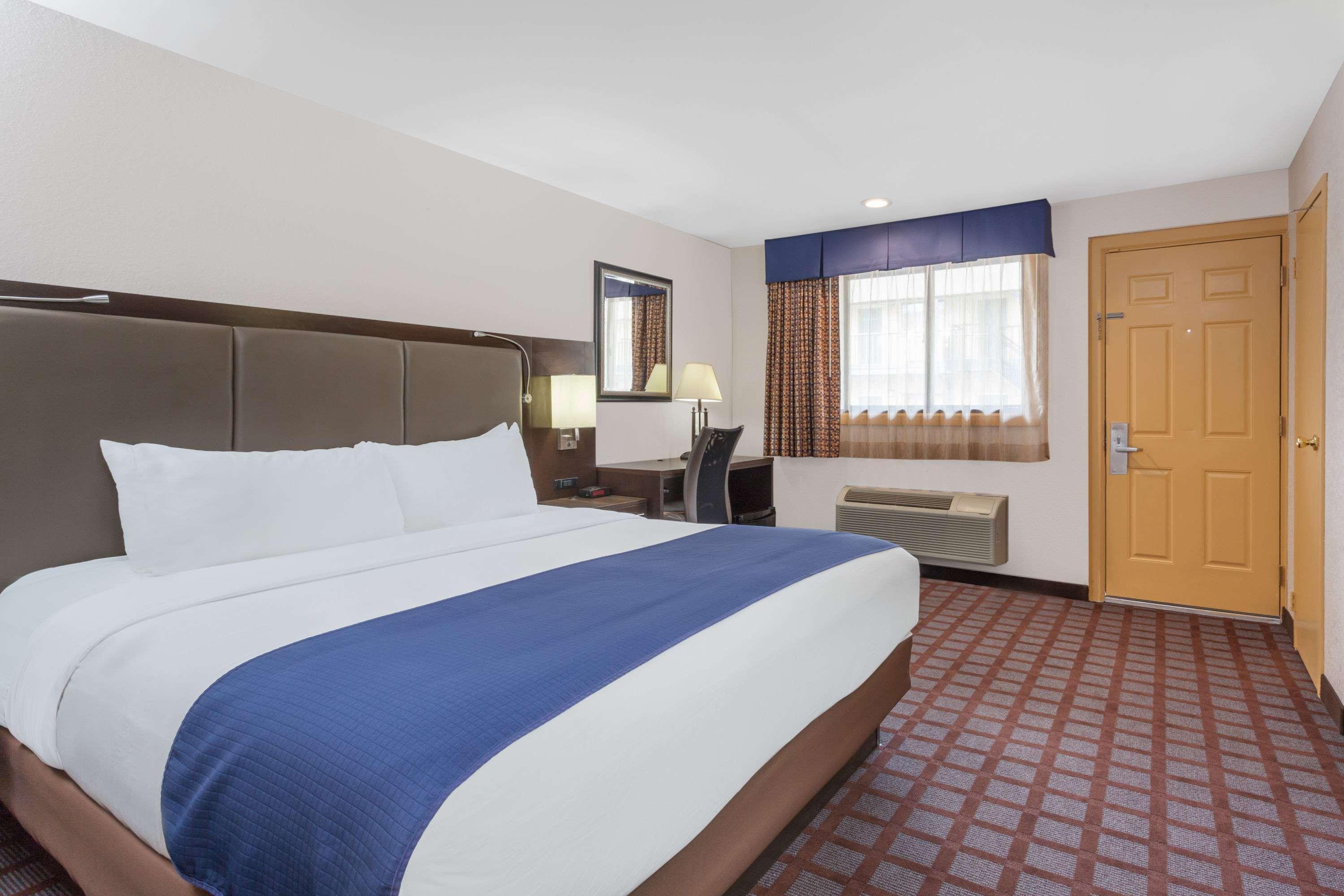 Hotel Days By Wyndham Woodbury Long Island 2*