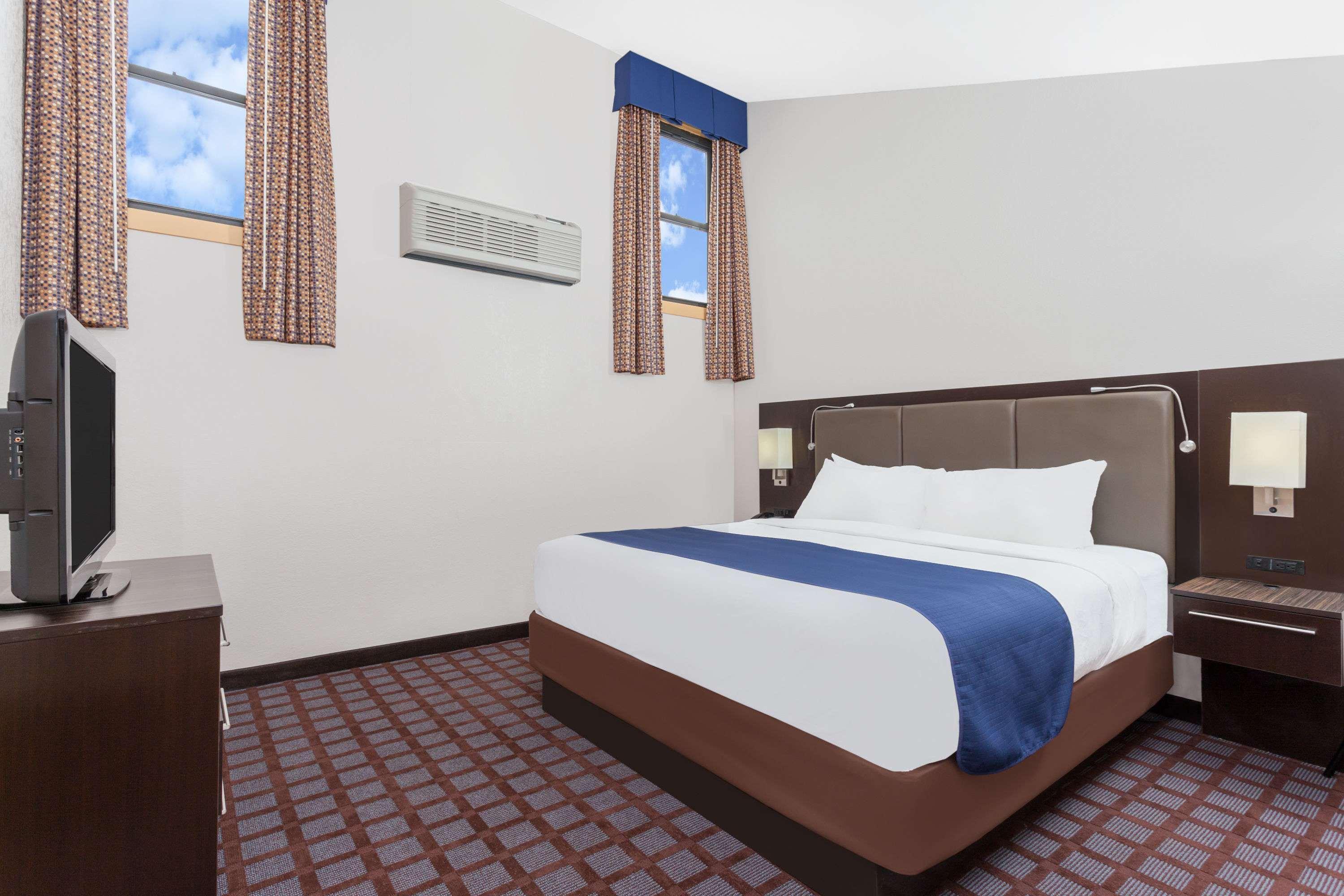 Hotel Days By Wyndham Woodbury Long Island