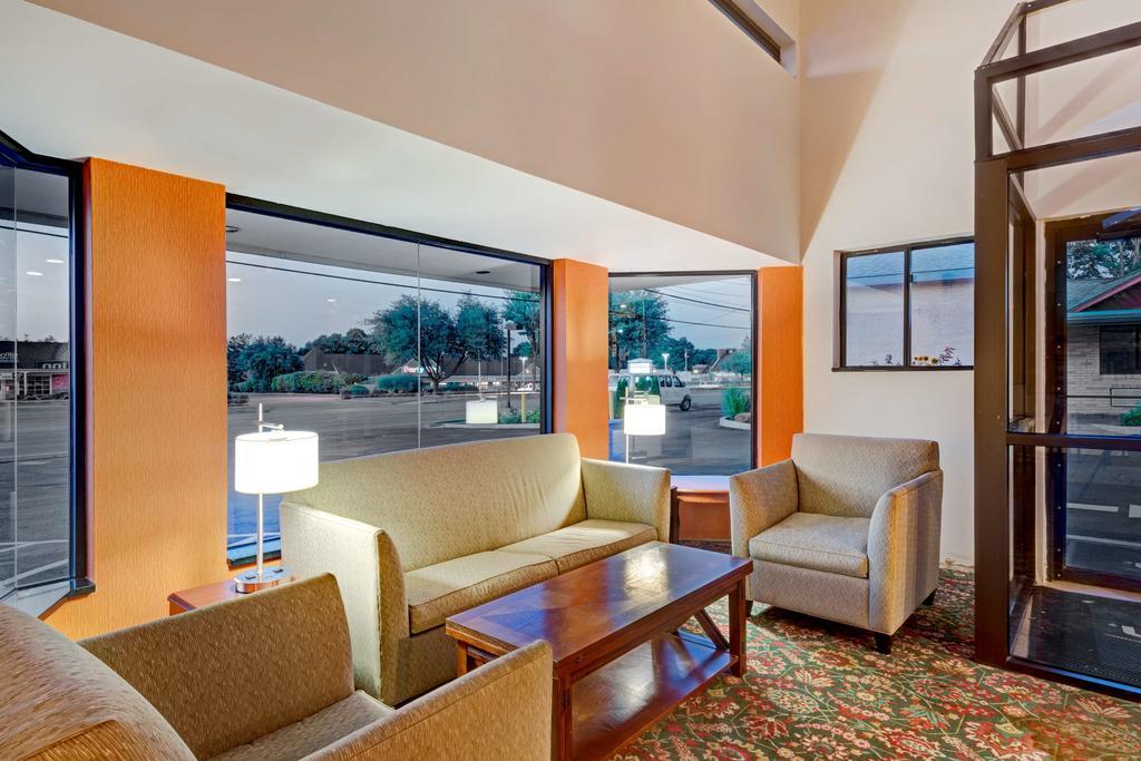 Days By Wyndham Woodbury Long Island