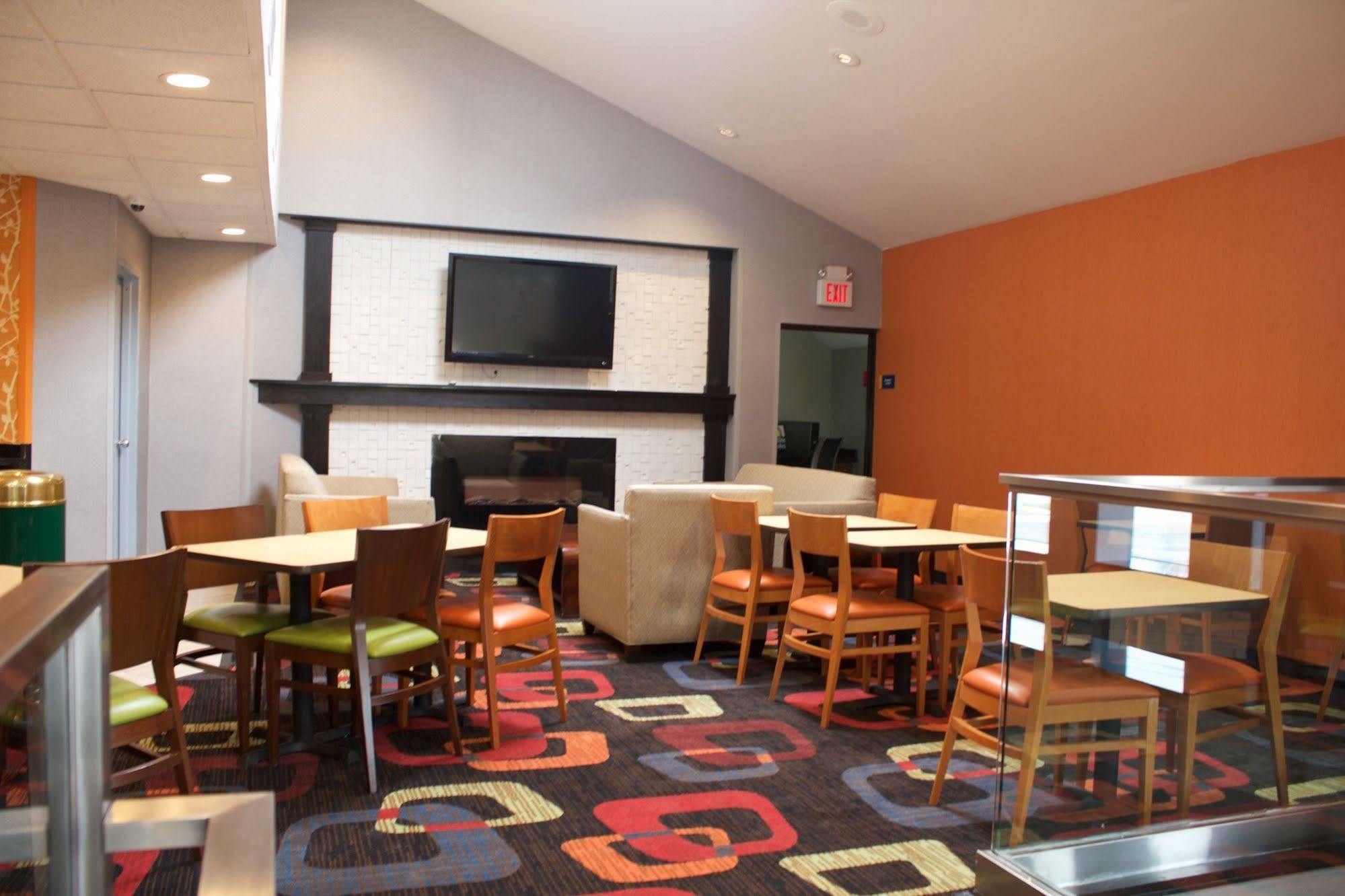 Days By Wyndham Woodbury Long Island Hotel