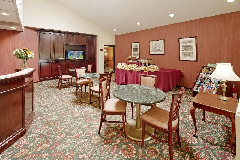 Hotel Days By Wyndham Woodbury Long Island 2*